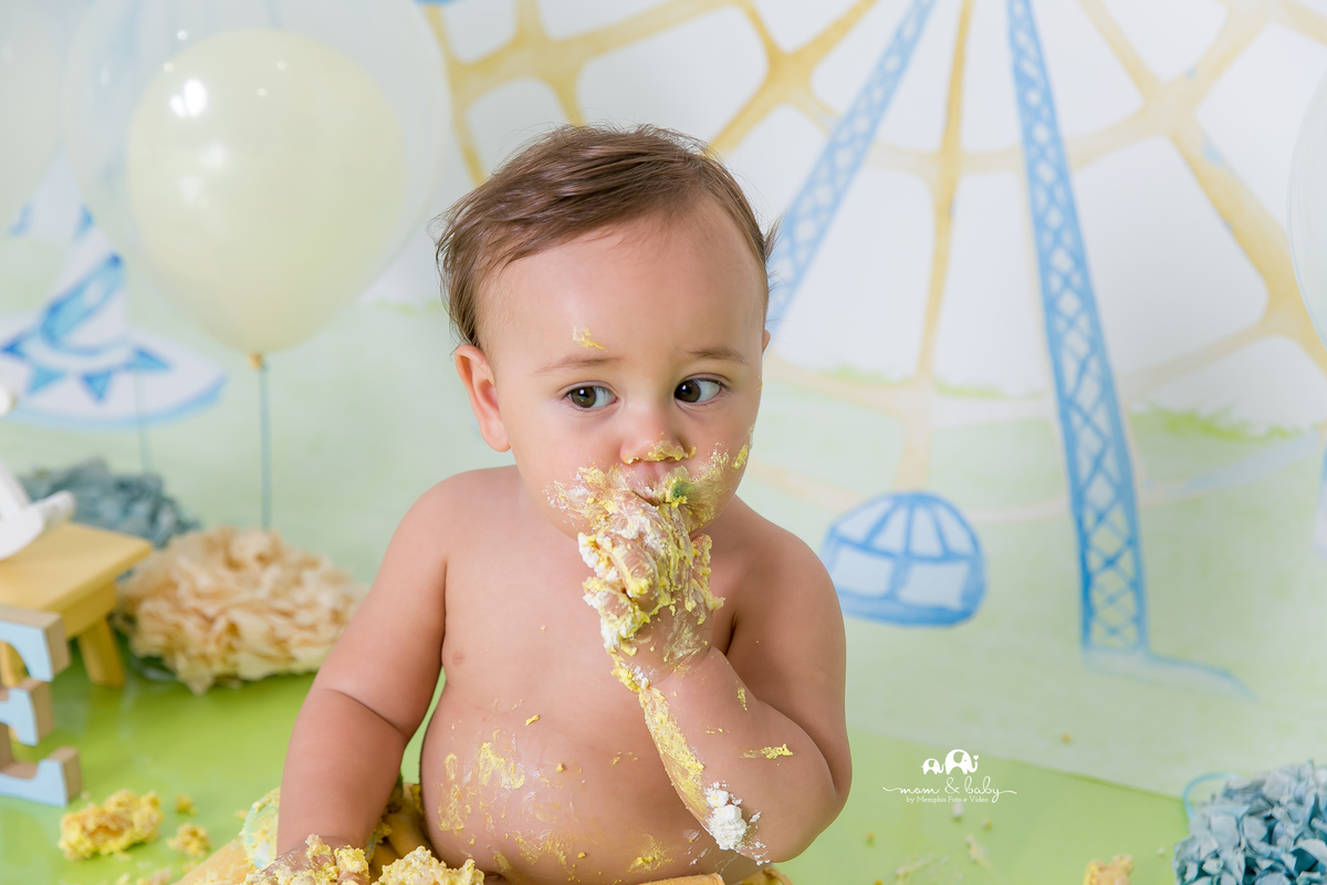 baixada santista.ensaio estudio smash the cake em santos.fotografas de santos.smash clean de menino.estudio fotografico em santos.ensaio com bolo jo farah leticia farah.mom and baby santos.smash tema parque,amarelo,azul,branco.menino,cavalinho,carrossel