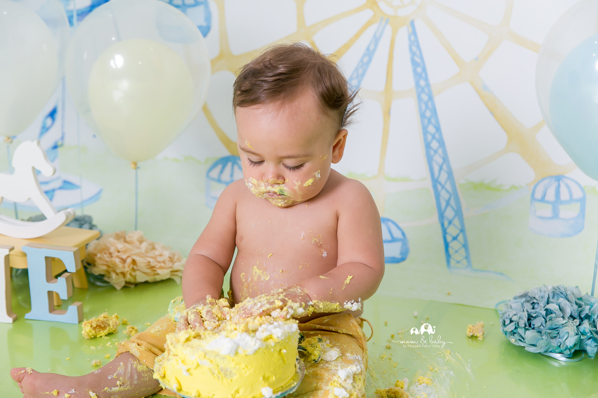 baixada santista.ensaio estudio smash the cake em santos.fotografas de santos.smash clean de menino.estudio fotografico em santos.ensaio com bolo jo farah leticia farah.mom and baby santos.smash tema parque,amarelo,azul,branco.menino,cavalinho,carrossel