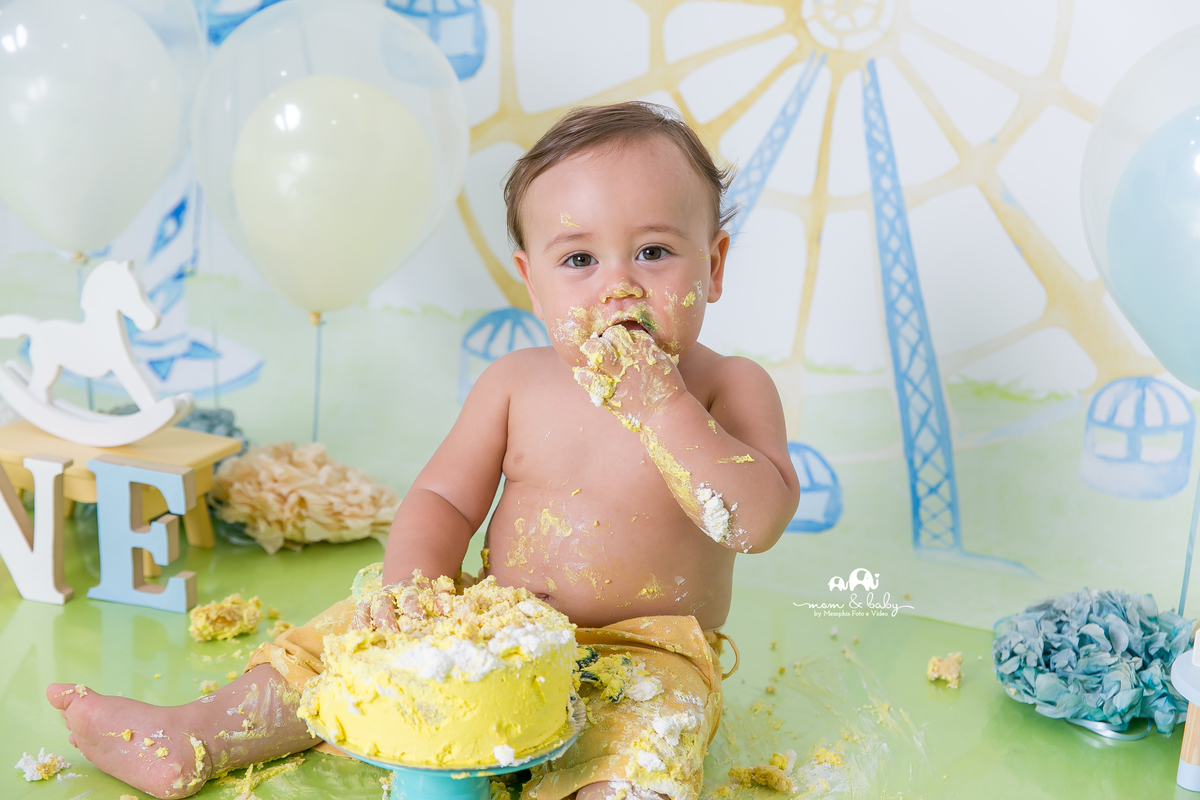 baixada santista.ensaio estudio smash the cake em santos.fotografas de santos.smash clean de menino.estudio fotografico em santos.ensaio com bolo jo farah leticia farah.mom and baby santos.smash tema parque,amarelo,azul,branco.menino,cavalinho,carrossel