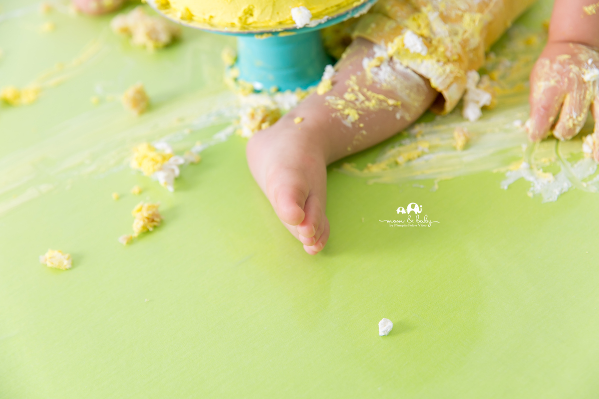 baixada santista.ensaio estudio smash the cake em santos.fotografas de santos.smash clean de menino.estudio fotografico em santos.ensaio com bolo jo farah leticia farah.mom and baby santos.smash tema parque,amarelo,azul,branco.menino,cavalinho,carrossel