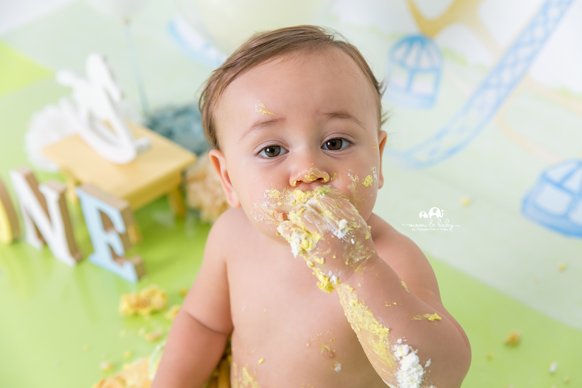baixada santista.ensaio estudio smash the cake em santos.fotografas de santos.smash clean de menino.estudio fotografico em santos.ensaio com bolo jo farah leticia farah.mom and baby santos.smash tema parque,amarelo,azul,branco.menino,cavalinho,carrossel