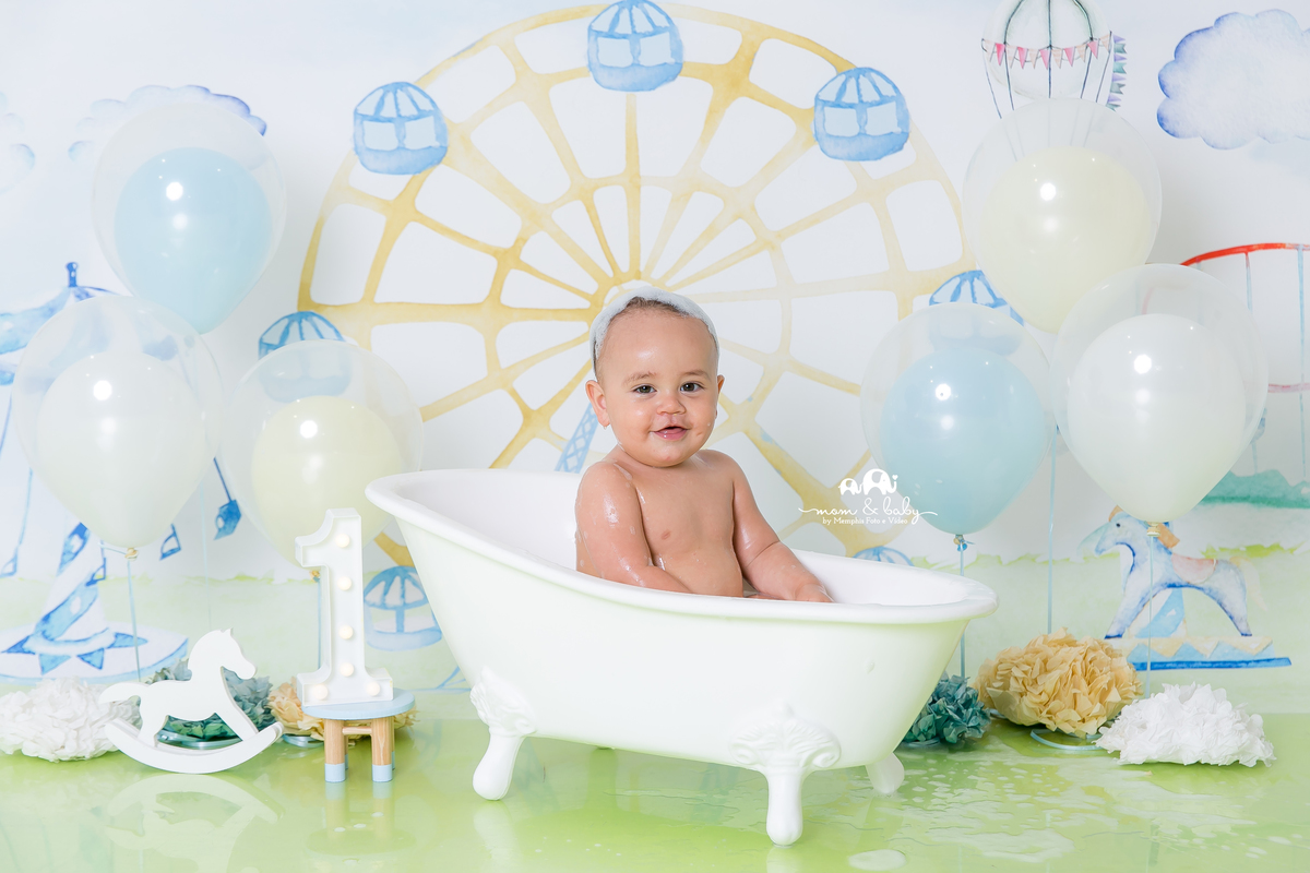 baixada santista.ensaio estudio smash the cake em santos.fotografas de santos.smash clean de menino.estudio fotografico em santos.ensaio com bolo jo farah leticia farah.mom and baby santos.smash tema parque,amarelo,azul,branco.menino,cavalinho,carrossel