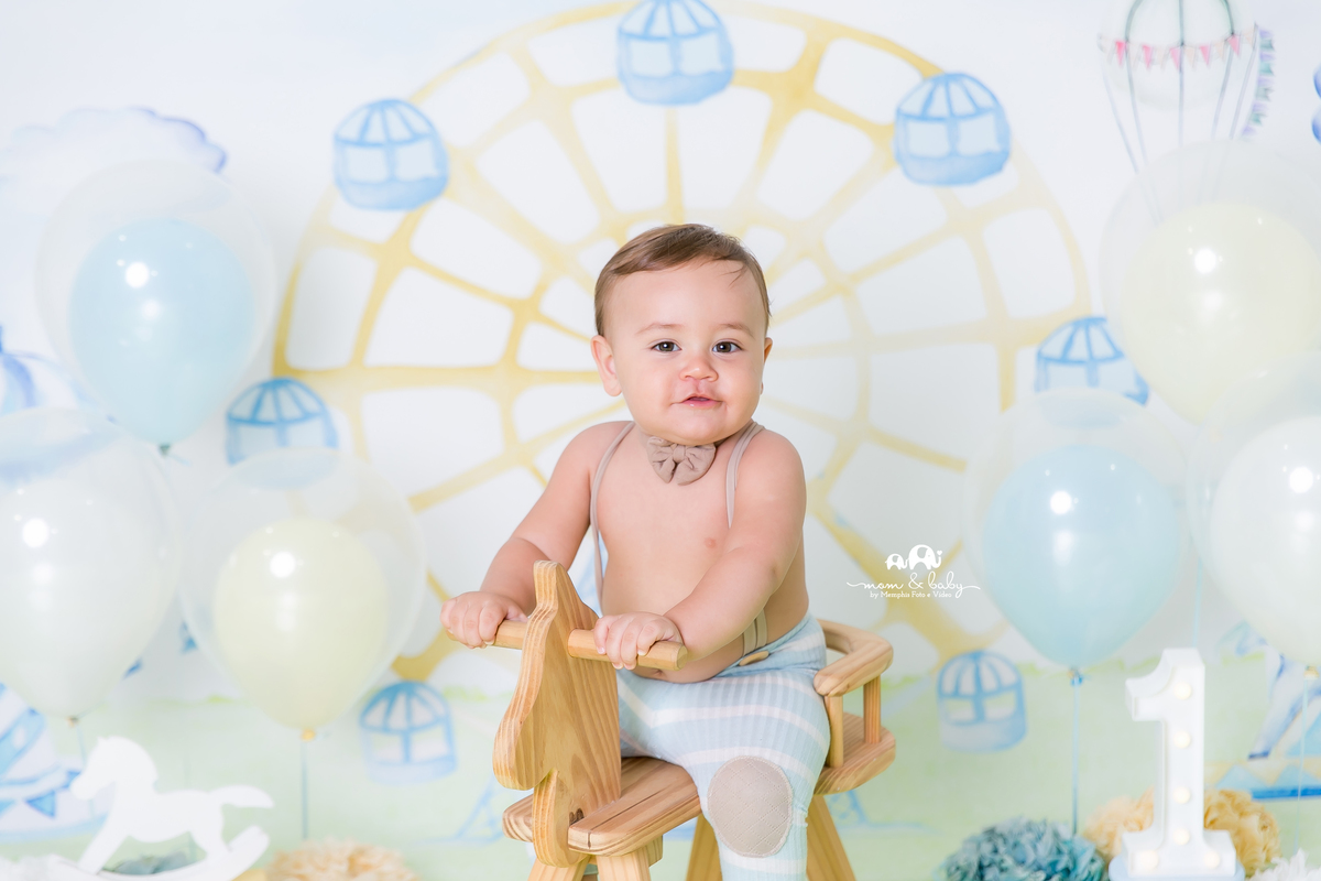 baixada santista.ensaio estudio smash the cake em santos.fotografas de santos.smash clean de menino.estudio fotografico em santos.ensaio com bolo jo farah leticia farah.mom and baby santos.smash tema parque,amarelo,azul,branco.menino,cavalinho,carrossel