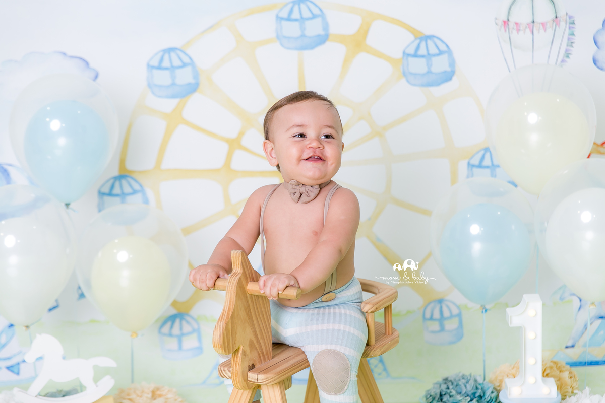 baixada santista.ensaio estudio smash the cake em santos.fotografas de santos.smash clean de menino.estudio fotografico em santos.ensaio com bolo jo farah leticia farah.mom and baby santos.smash tema parque,amarelo,azul,branco.menino,cavalinho,carrossel