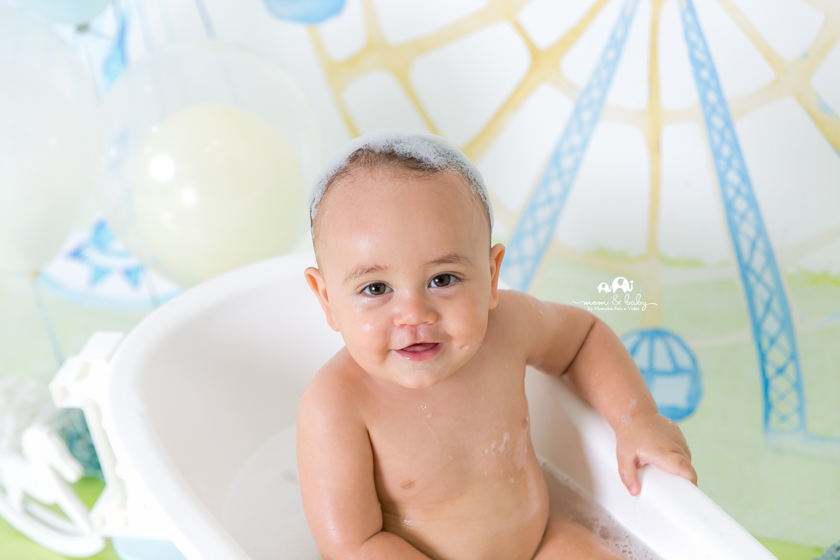 baixada santista.ensaio estudio smash the cake em santos.fotografas de santos.smash clean de menino.estudio fotografico em santos.ensaio com bolo jo farah leticia farah.mom and baby santos.smash tema parque,amarelo,azul,branco.menino,cavalinho,carrossel