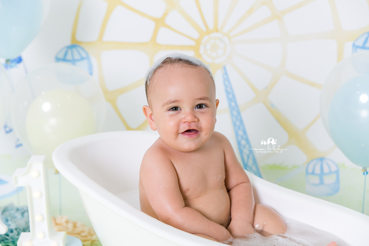 baixada santista.ensaio estudio smash the cake em santos.fotografas de santos.smash clean de menino.estudio fotografico em santos.ensaio com bolo jo farah leticia farah.mom and baby santos.smash tema parque,amarelo,azul,branco.menino,cavalinho,carrossel
