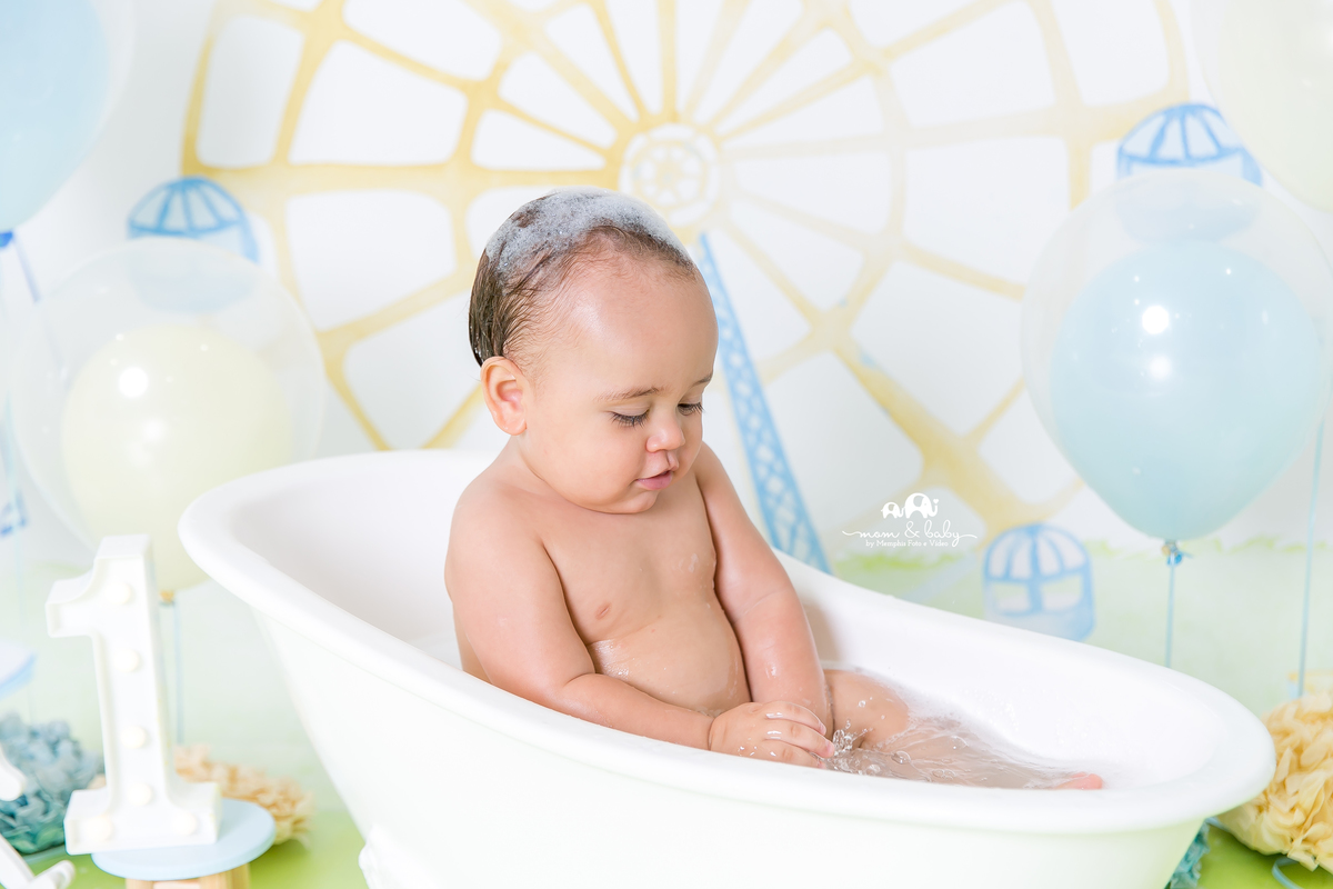 baixada santista.ensaio estudio smash the cake em santos.fotografas de santos.smash clean de menino.estudio fotografico em santos.ensaio com bolo jo farah leticia farah.mom and baby santos.smash tema parque,amarelo,azul,branco.menino,cavalinho,carrossel