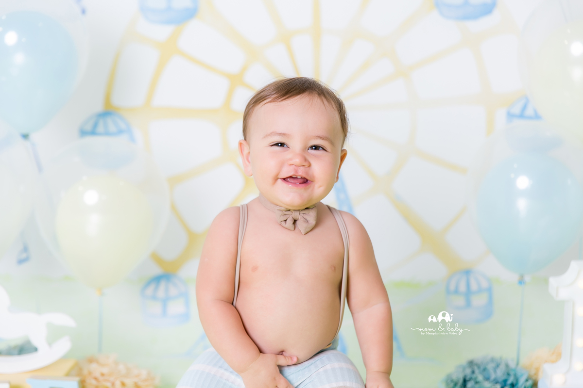 baixada santista.ensaio estudio smash the cake em santos.fotografas de santos.smash clean de menino.estudio fotografico em santos.ensaio com bolo jo farah leticia farah.mom and baby santos.smash tema parque,amarelo,azul,branco.menino,cavalinho,carrossel