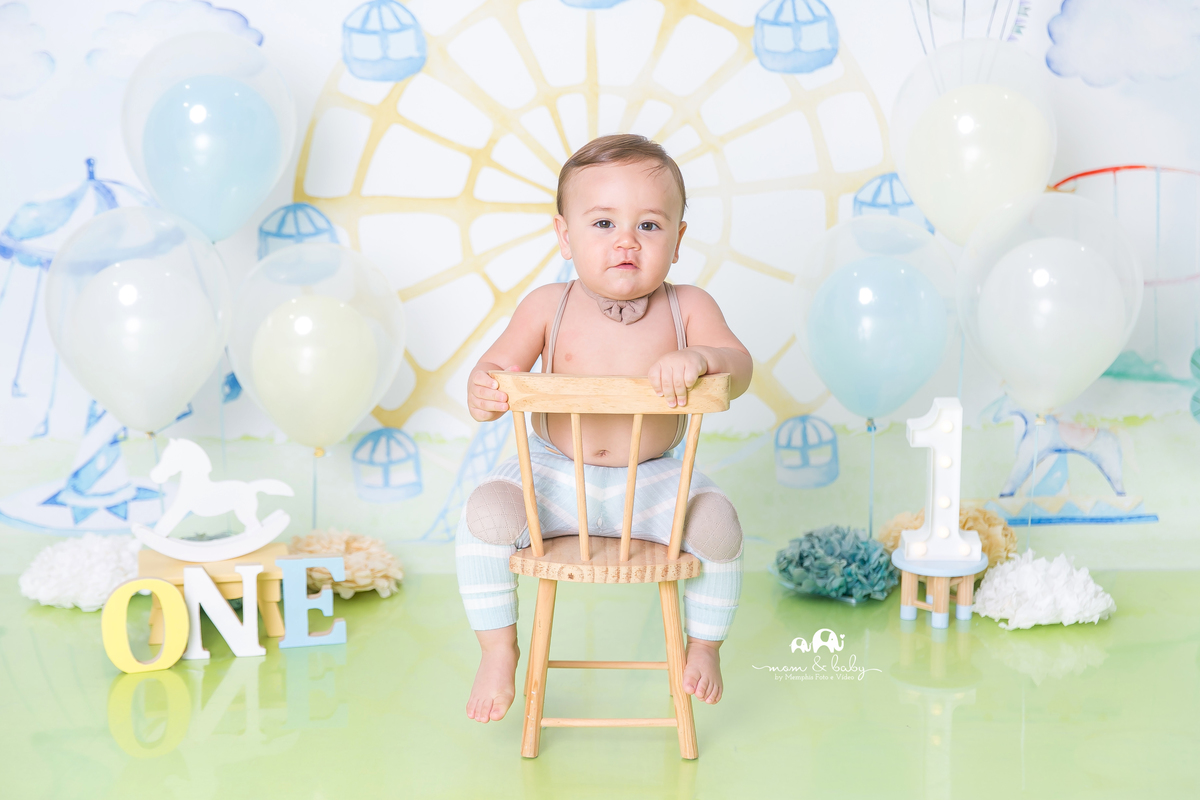 baixada santista.ensaio estudio smash the cake em santos.fotografas de santos.smash clean de menino.estudio fotografico em santos.ensaio com bolo jo farah leticia farah.mom and baby santos.smash tema parque,amarelo,azul,branco.menino,cavalinho,carrossel