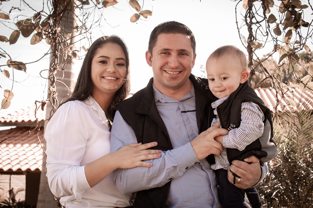 A família seu uniu para um divertido ensaio fotográfico para comemorar o primeiro aninho do Thiago. Foto de Tati Cabrera Fotografia.