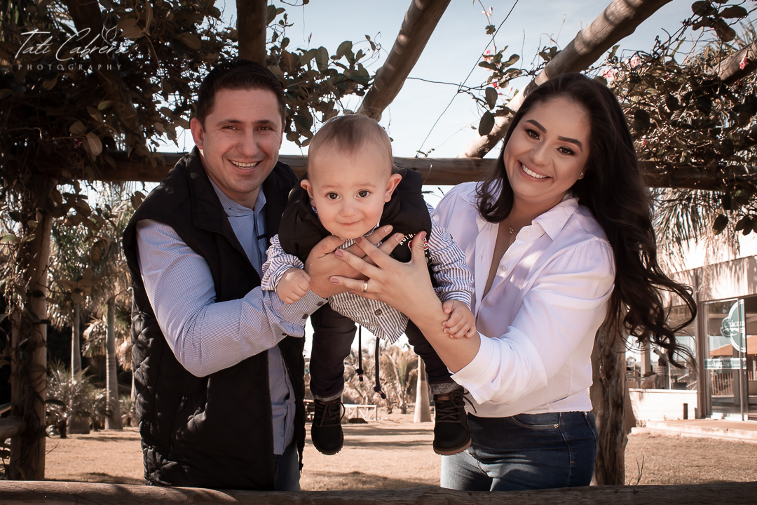 A família seu uniu para um divertido ensaio fotográfico para comemorar o primeiro aninho do Thiago. Foto de Tati Cabrera Fotografia.