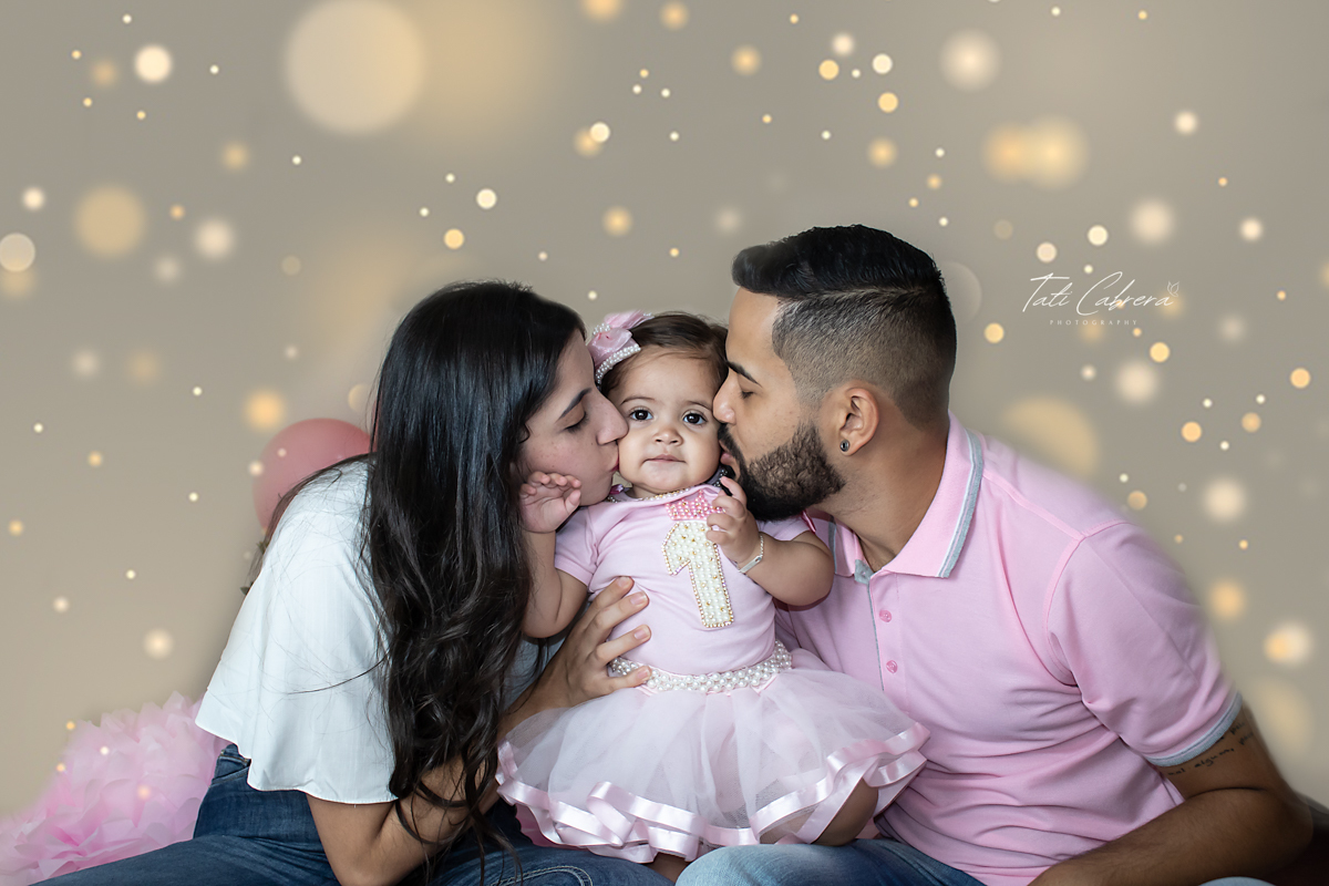 A Sarah chegou para o ensaio com muito medo, dias antes ela esteve internada com infecção de urina, então ela estava com muito medo, ao poucos fomos contornando o medo e veja o resultado.Fotos de Tati Cabrera Fotografia - Marialva-PR