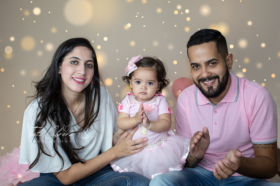 Papai e mamãe sempre do ladinho para que ela se sentisse segura, e assim fomos seguindo. Fotos de Tati Cabrera Fotografia - Marialva-PR