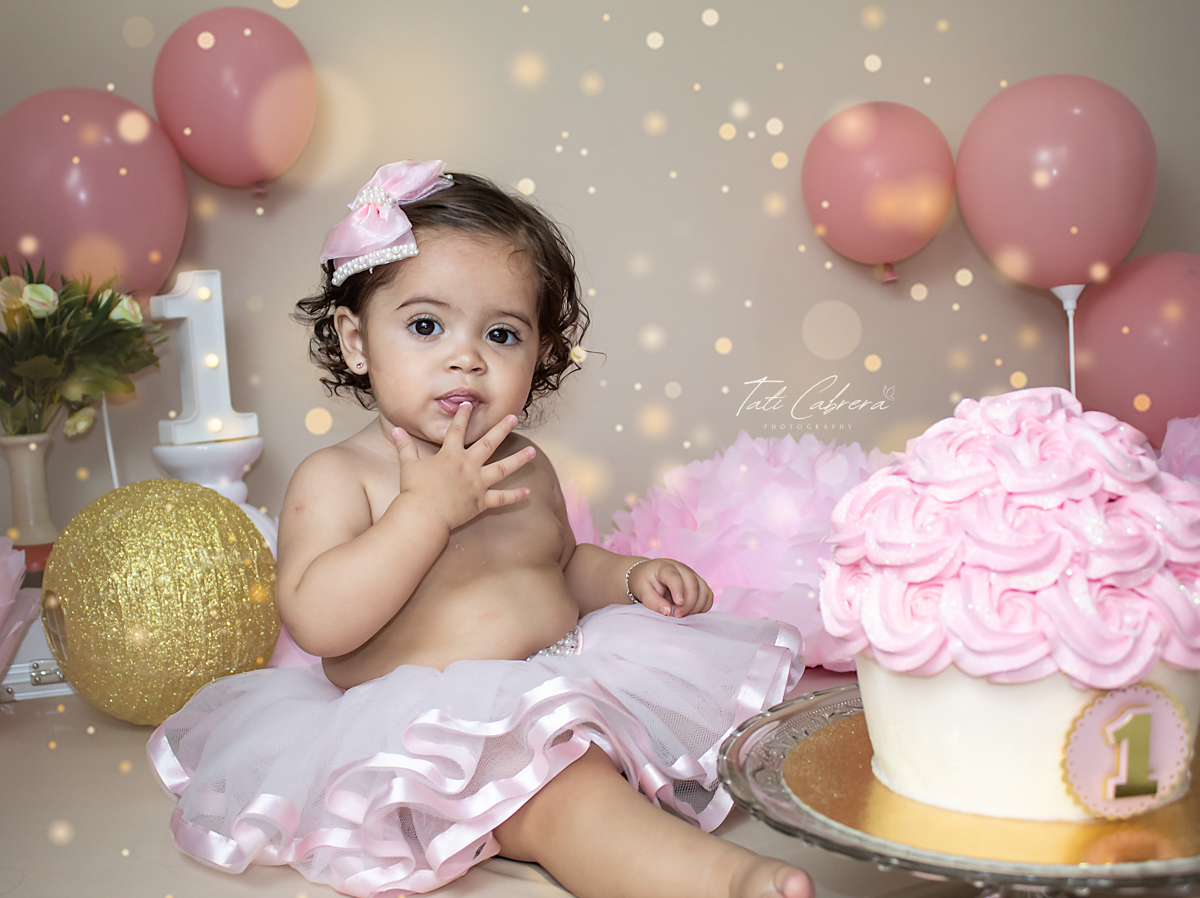 E até que chegou o momento do bolo, do Smash the cake.Fotos de Tati Cabrera Fotografia - Marialva-PR