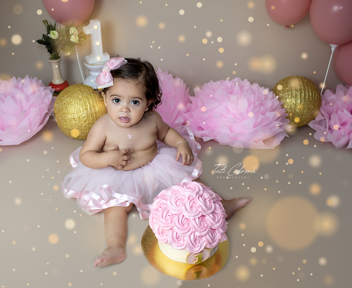 Ela foi bem delicada nas brincadeiras com o bolo. Fotos de Tati Cabrera Fotografia - Marialva-PR