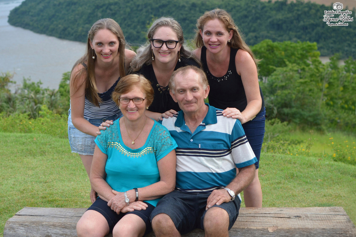 familia-crianças-pais-filhos-netos-avos-ensaio-externo-fotos-externas-familia-feliz-natureza-risadas-movimento-fotos-retratos-de-familia-felicidade-gestante