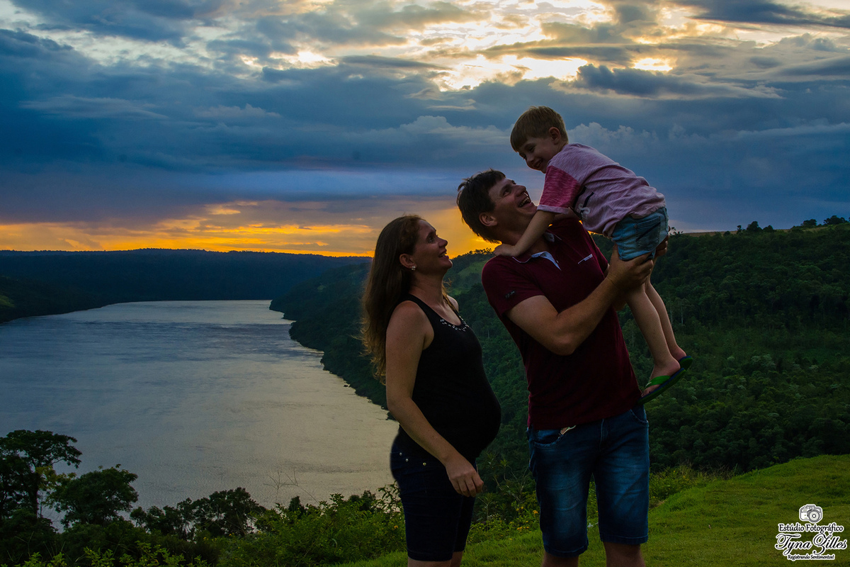 familia-crianças-pais-filhos-netos-avos-ensaio-externo-fotos-externas-familia-feliz-natureza-risadas-movimento-fotos-retratos-de-familia-felicidade-gestante