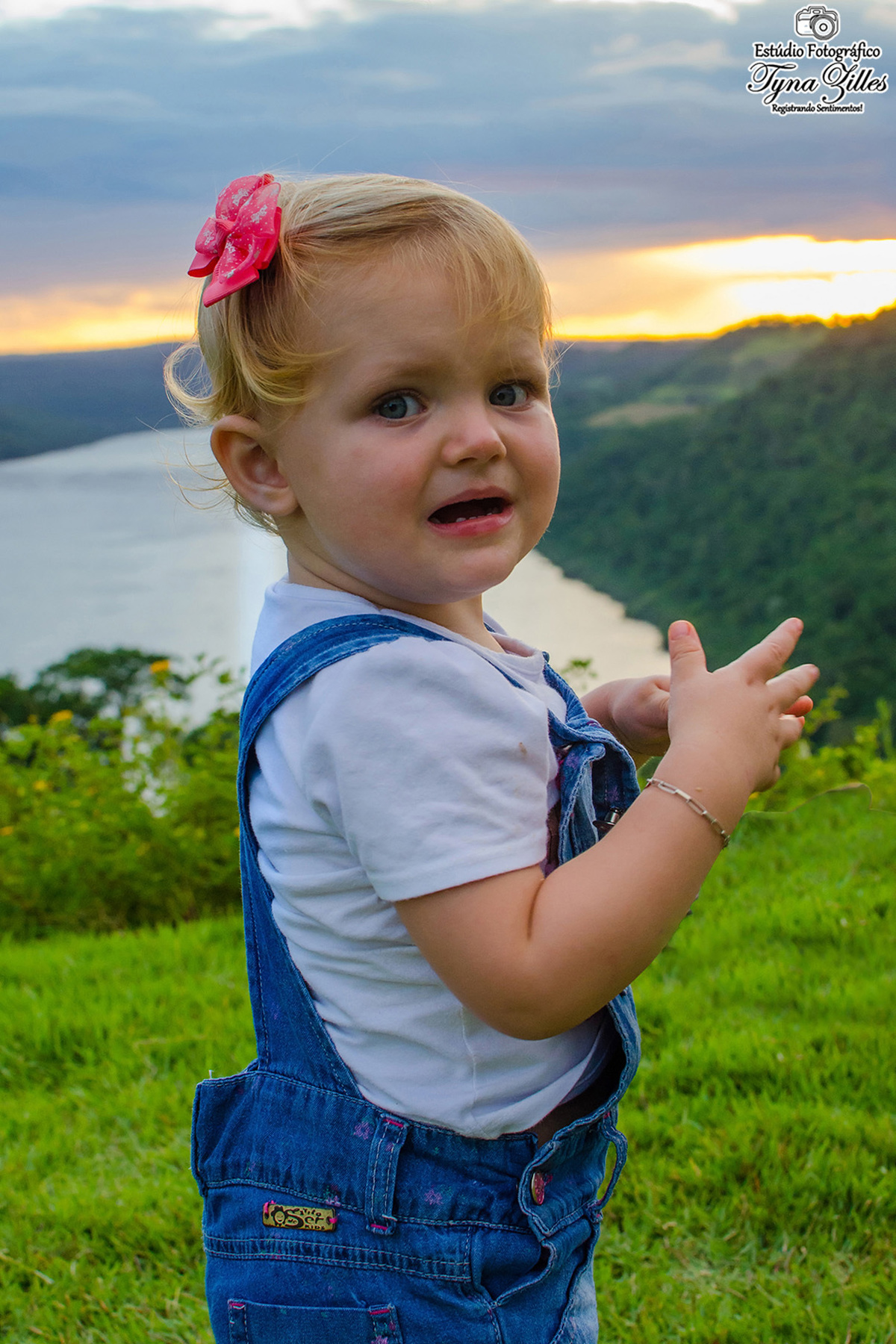familia-crianças-pais-filhos-netos-avos-ensaio-externo-fotos-externas-familia-feliz-natureza-risadas-movimento-fotos-retratos-de-familia-felicidade-gestante
