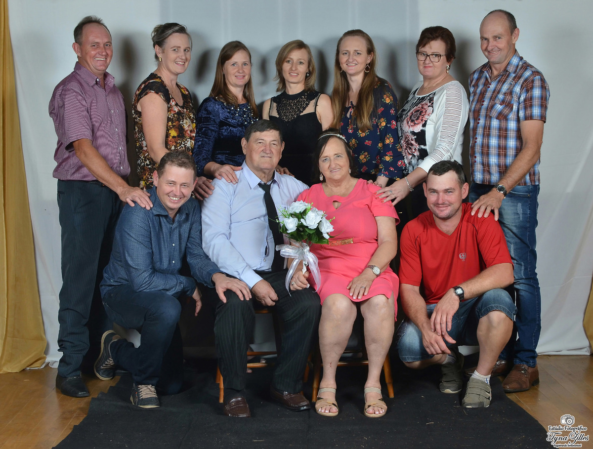 casamento-wedding-casal-idosos-vovos-70-anos--a-grande-familia-familia-pais-filhos-netos-avos-ensaio-externo-fotos-externas-familia-feliz-natureza-risadas-movimento-fotos-retratos-de-familia-felicidade-