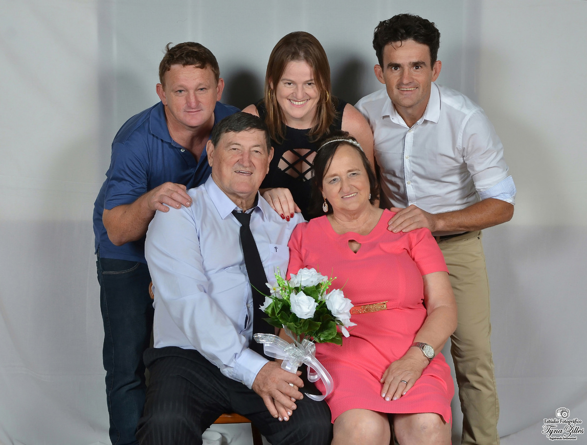 casamento-wedding-casal-idosos-vovos-70-anos--a-grande-familia-familia-pais-filhos-netos-avos-ensaio-externo-fotos-externas-familia-feliz-natureza-risadas-movimento-fotos-retratos-de-familia-felicidade-