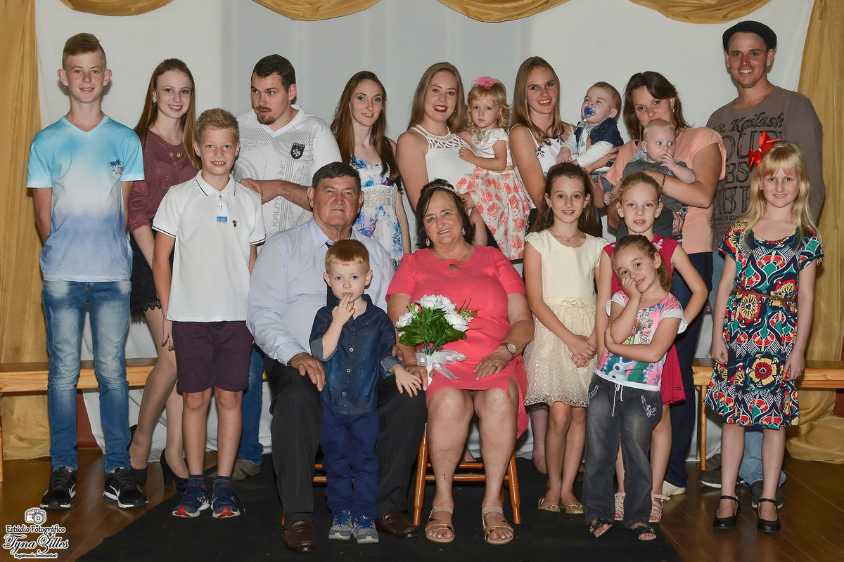casamento-wedding-casal-idosos-vovos-70-anos--a-grande-familia-familia-pais-filhos-netos-avos-ensaio-externo-fotos-externas-familia-feliz-natureza-risadas-movimento-fotos-retratos-de-familia-felicidade-