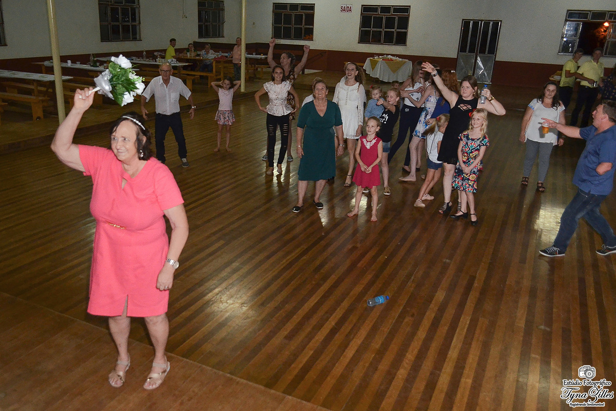 casamento-wedding-casal-idosos-vovos-70-anos--a-grande-familia-familia-pais-filhos-netos-avos-ensaio-externo-fotos-externas-familia-feliz-natureza-risadas-movimento-fotos-retratos-de-familia-felicidade-