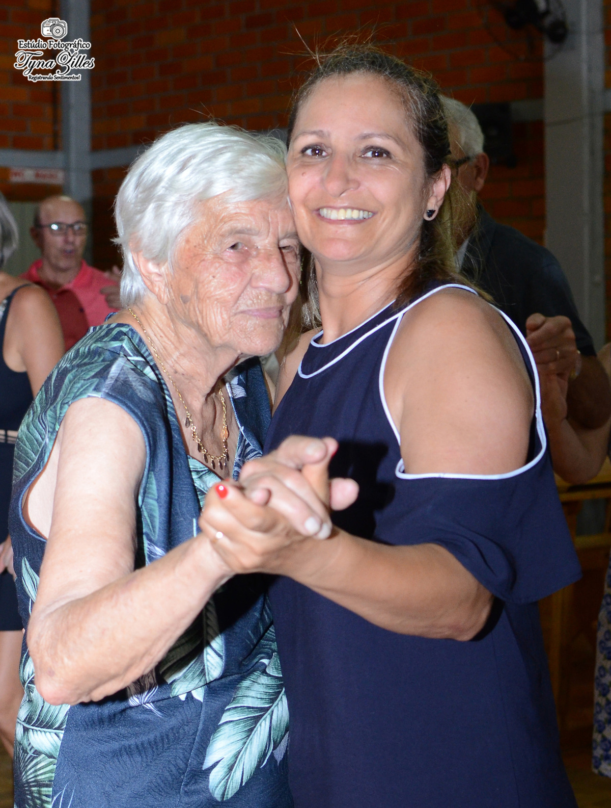 encontro-familia-festa-familiares-irmaos-tios-sobrinhos-revelação-fotos-na-hora