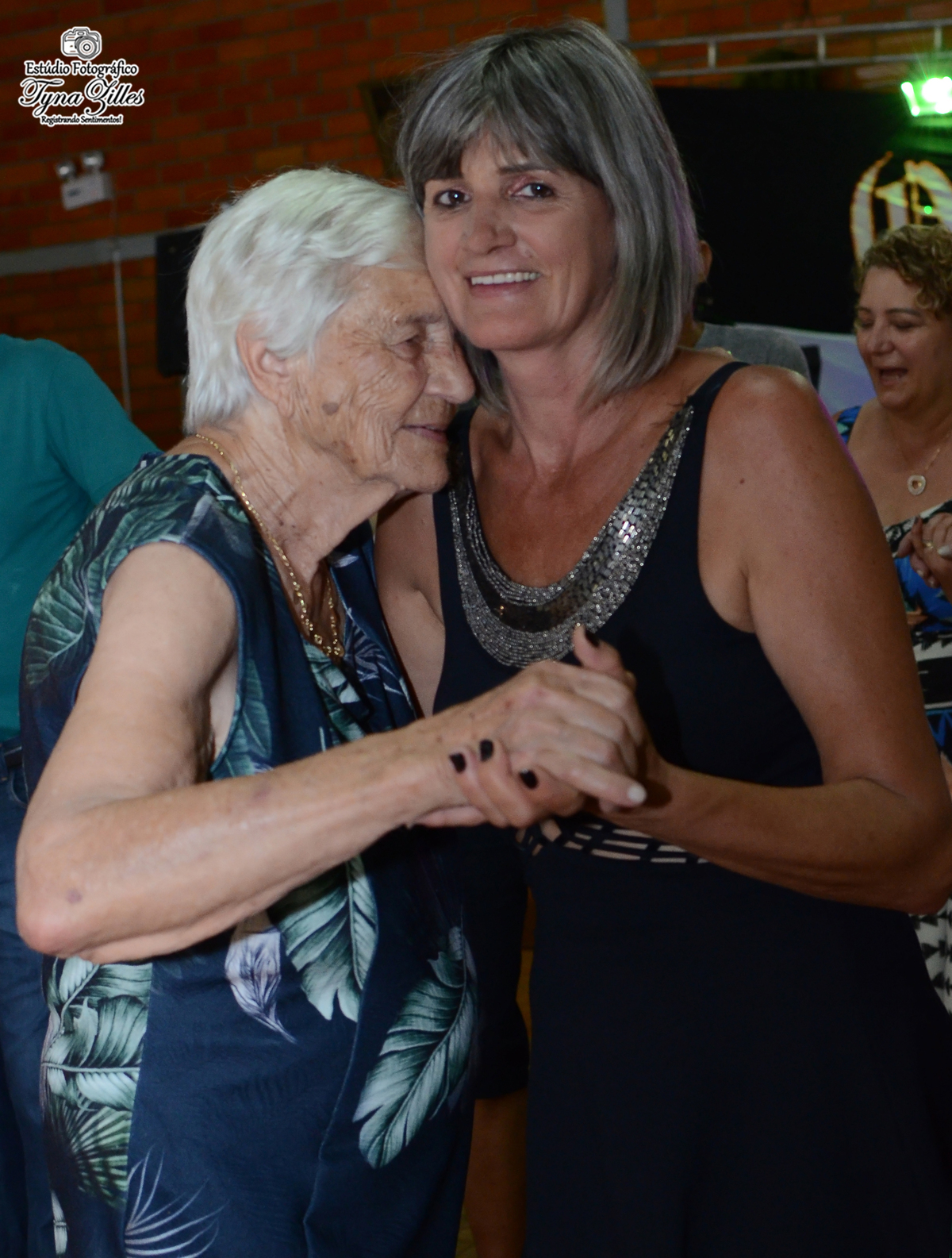encontro-familia-festa-familiares-irmaos-tios-sobrinhos-revelação-fotos-na-hora
