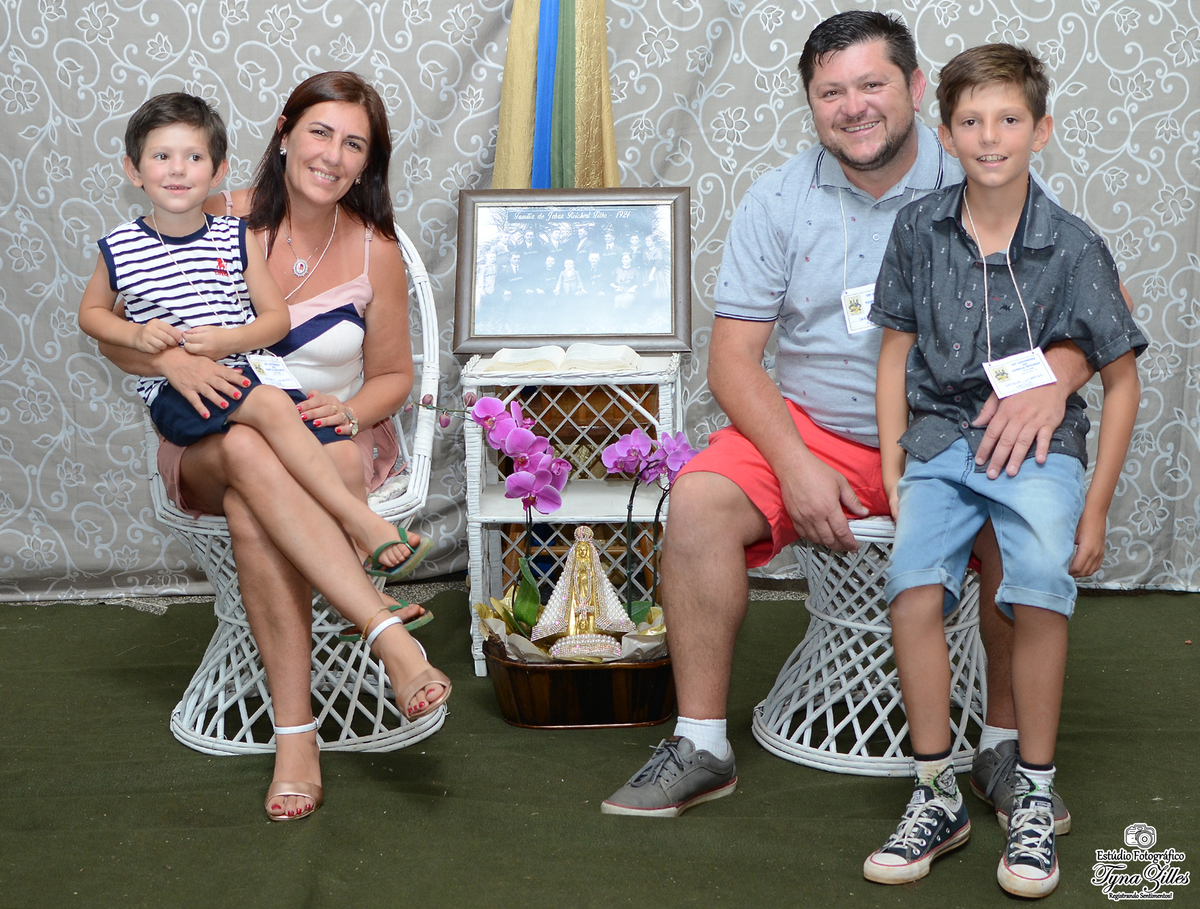 encontro-familia-festa-familiares-irmaos-tios-sobrinhos-revelação-fotos-na-hora