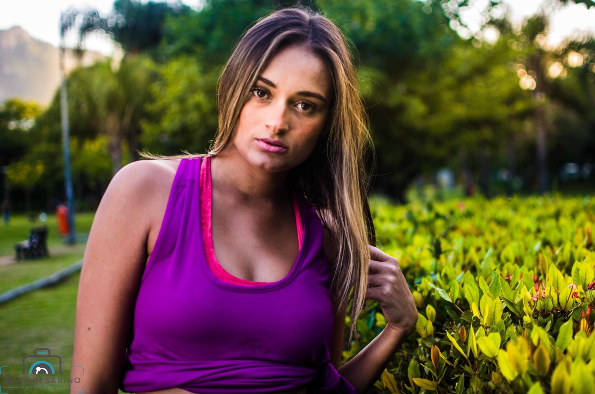 Foto com a modelo internacional Marília Lana, sessão de tarde , em um lindo bosque com linda natureza e um verde exuberante,foi radiante essa linda tarde.