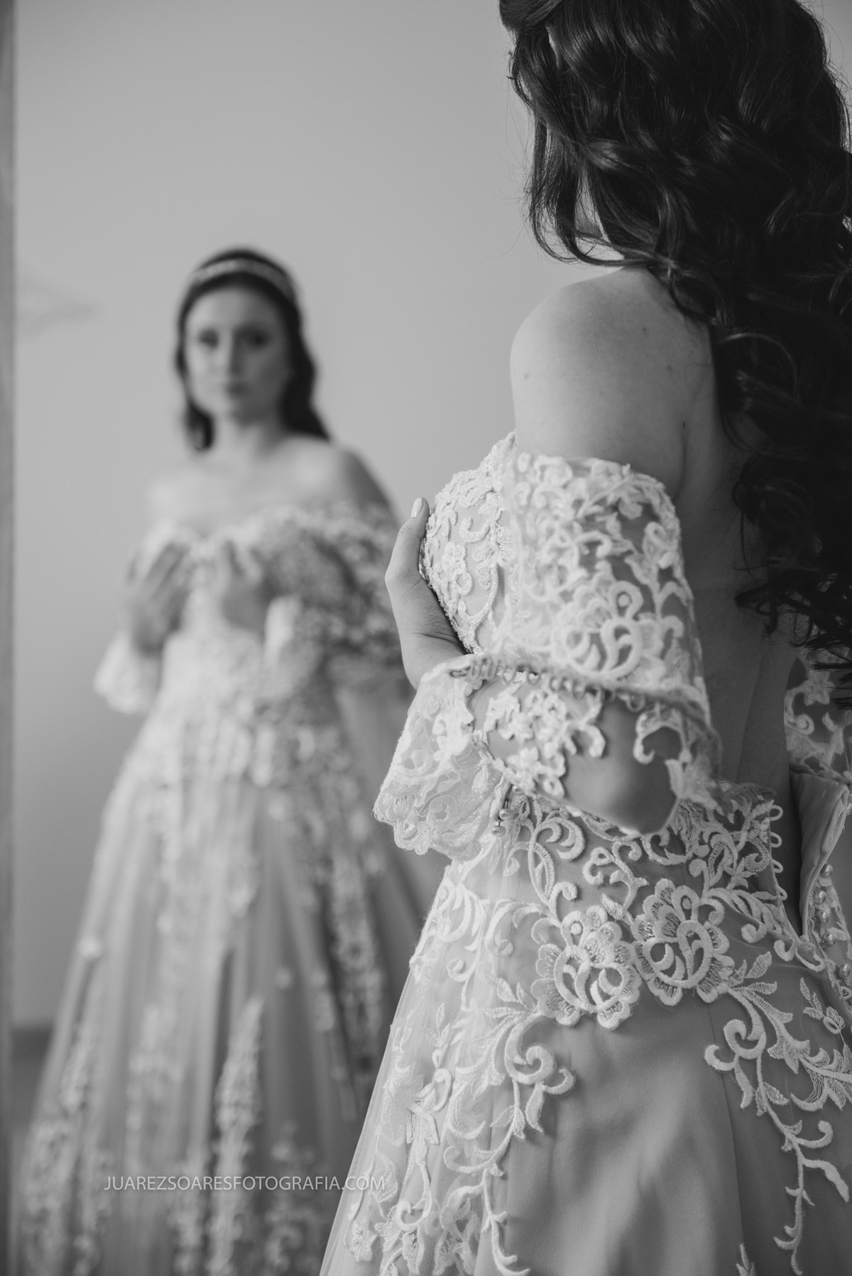 noiva vestido segurando