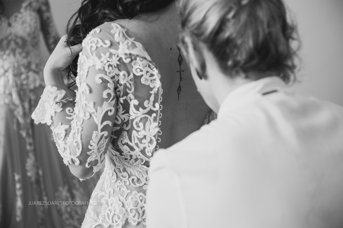 nova vestido colocando