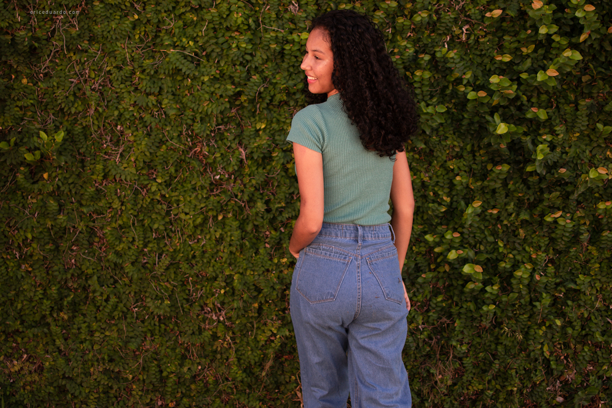 Fundo simples
Foto de costas