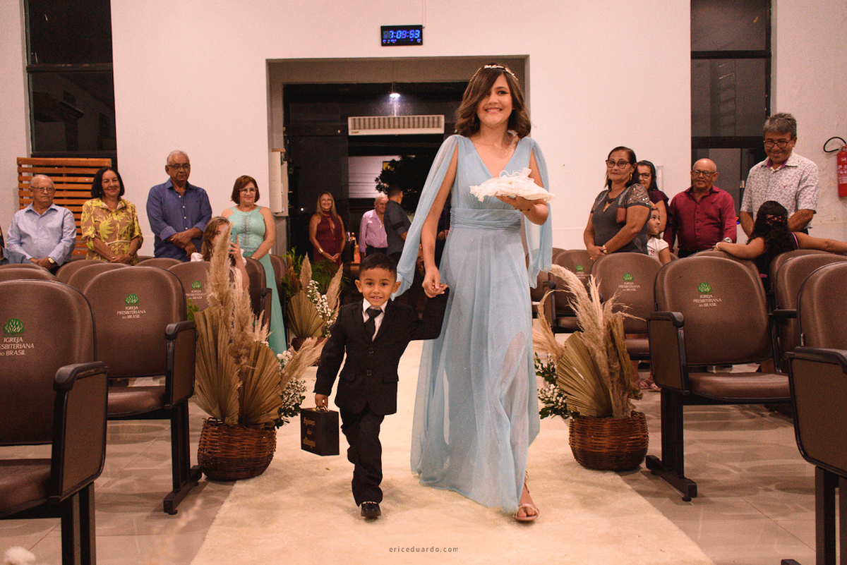 Filhos dos noivos com a aliança