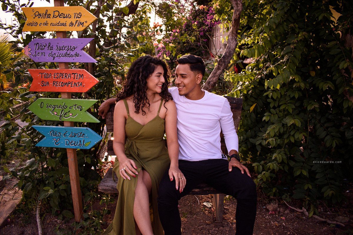 foto de casal sentados