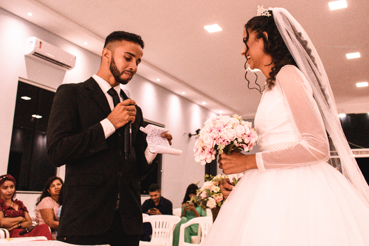 Lendo votos na cerimônia 