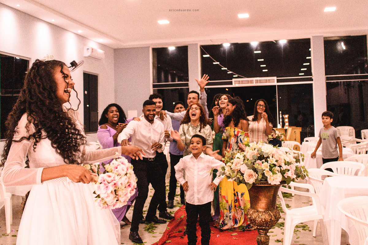 Noiva jogando o buquê 