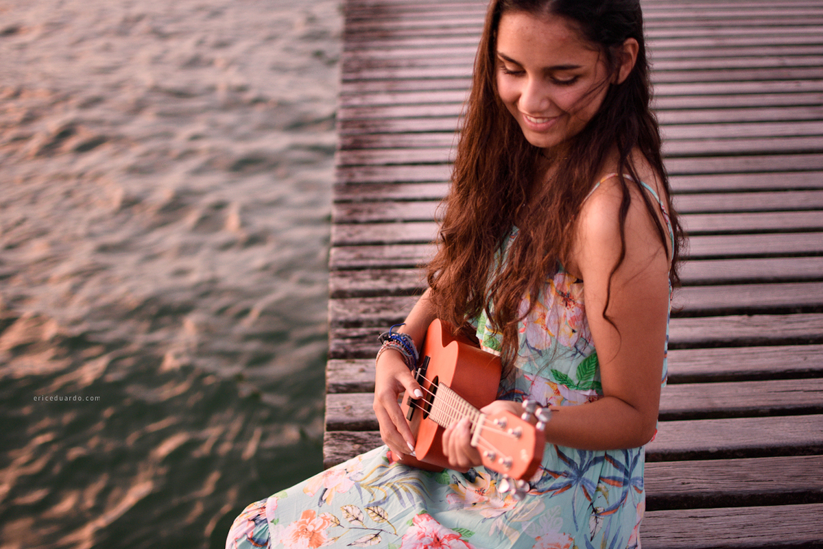 Foto com instrumento
Uculelê