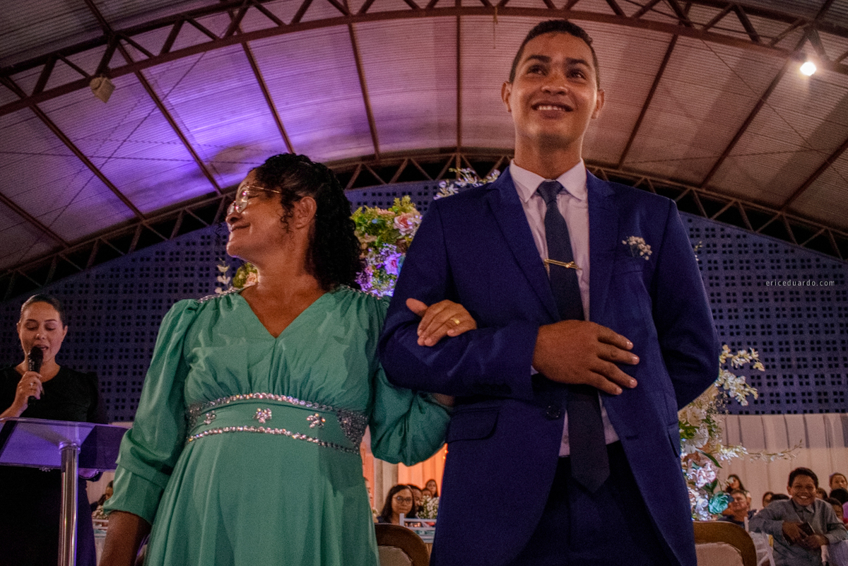 Noivo feliz na entrada com a mãe 