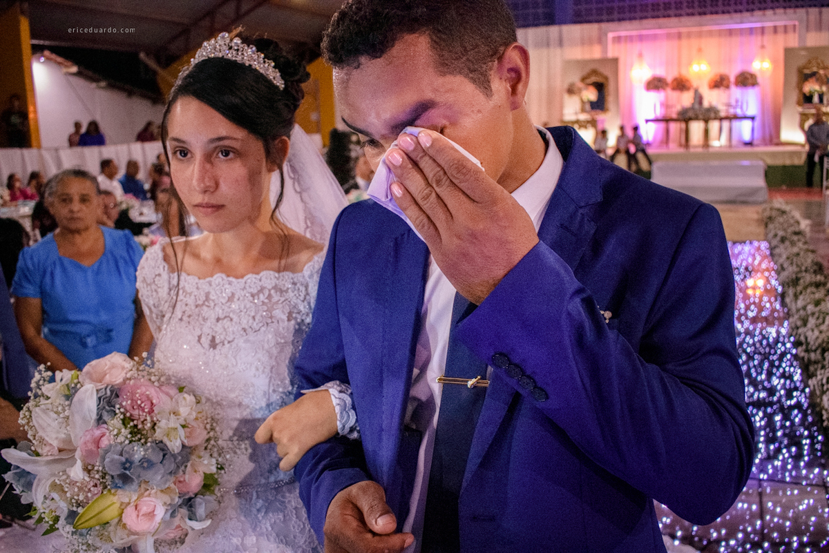 Noivo se emociona no casamento