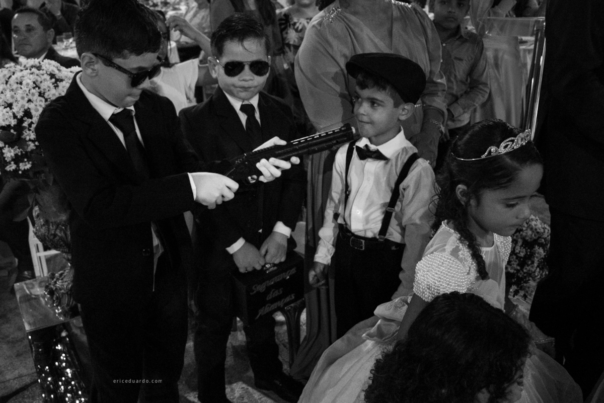 Criancas com arma na cerimônia 