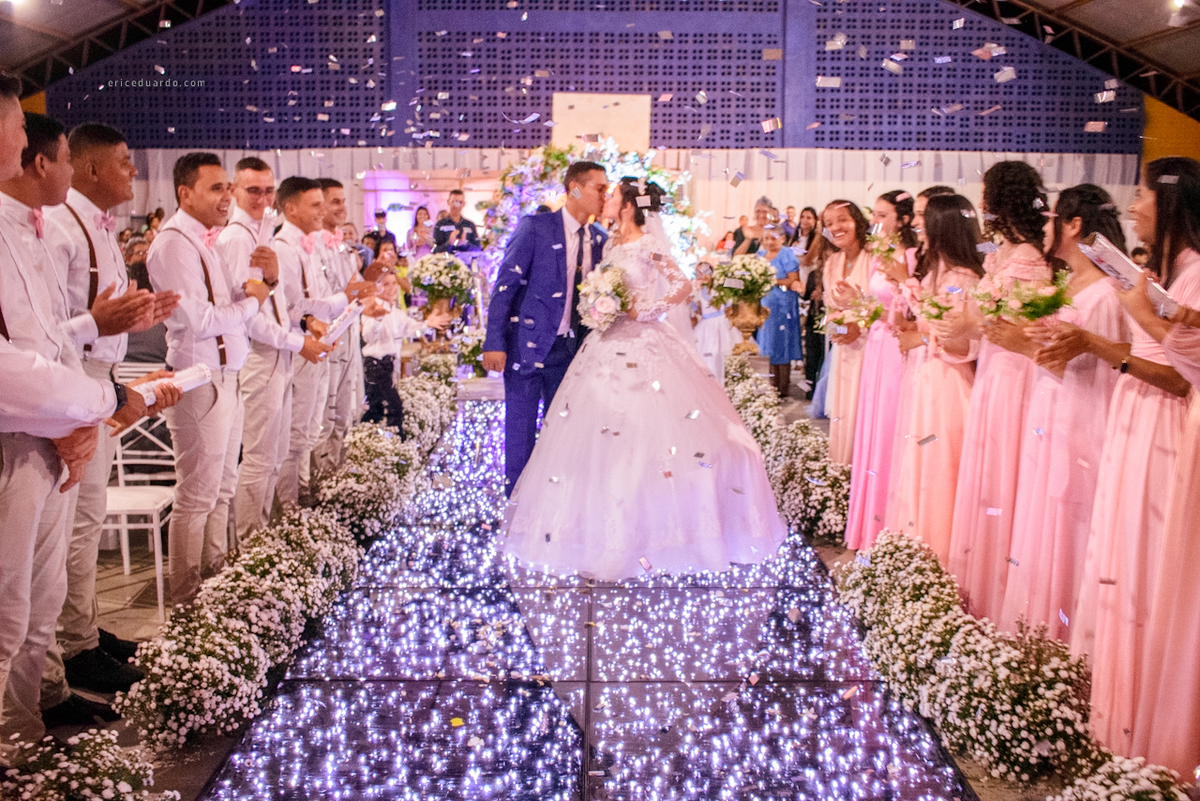 Saida dos noivos com confetes