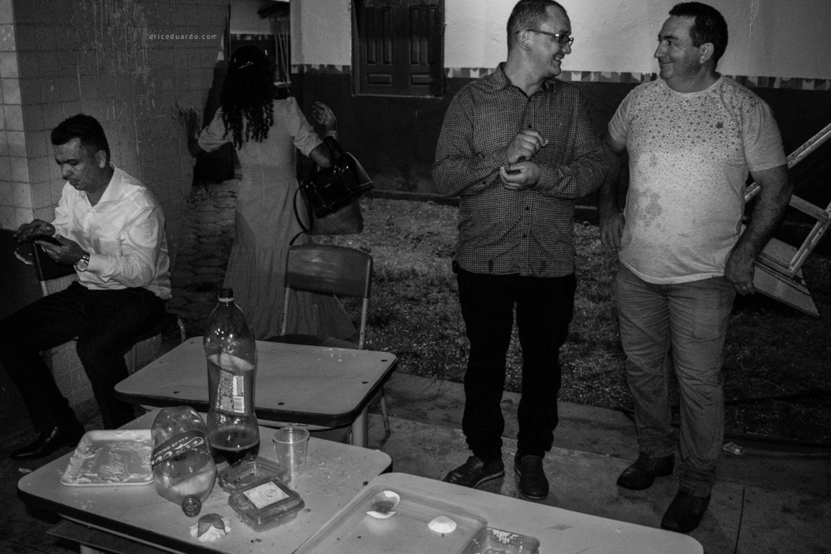 Final de festa, bagunça na mesa