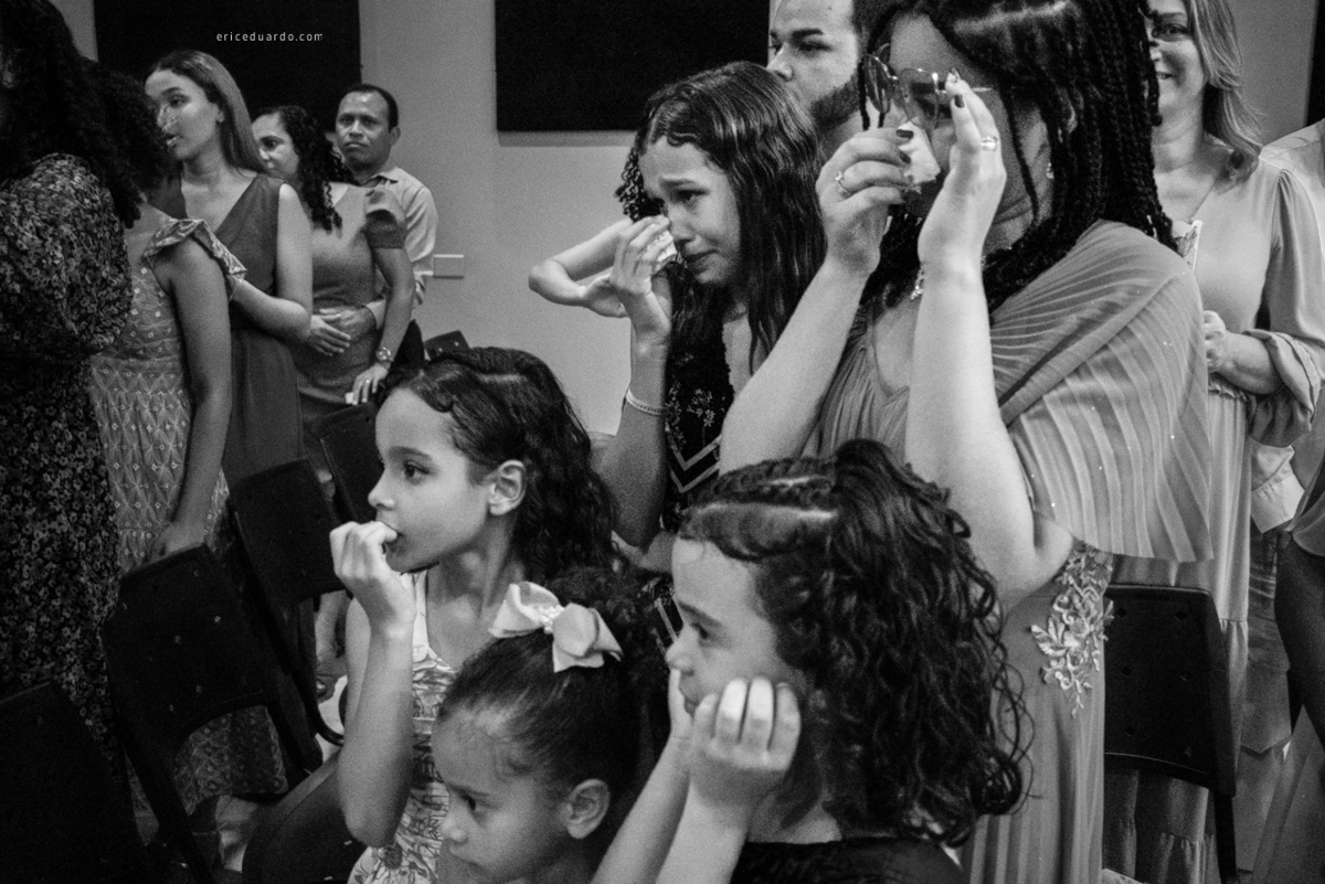 Convidadas emocionadas na cerimônia de casamento