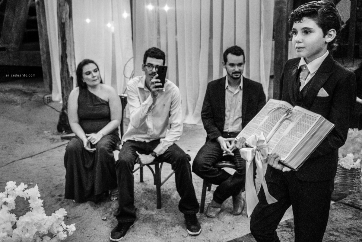 Filho da noiva entrando com as alianças