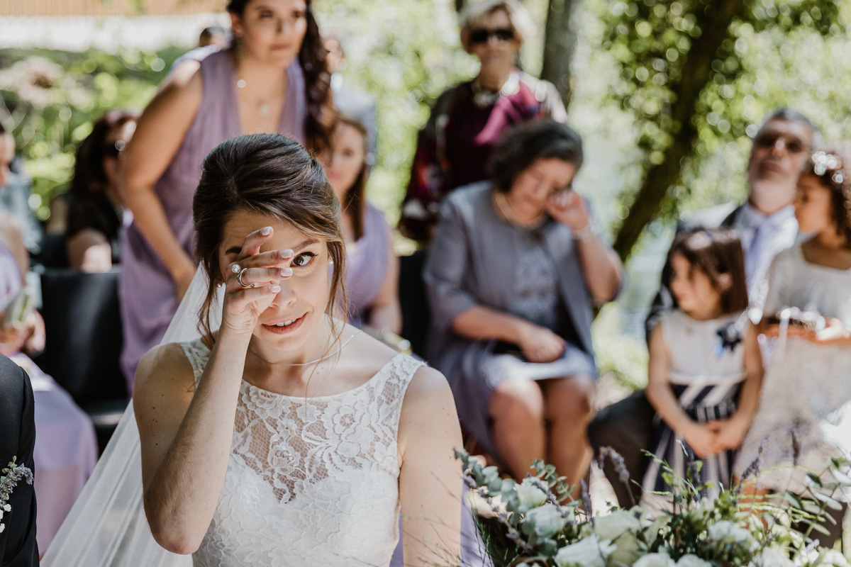 noiva emocionada, casamento no bosque
