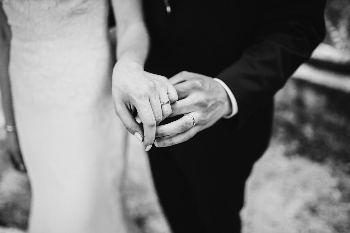 sessão de casados, no dia do casamento , mãos , detalhe, anel de casamento