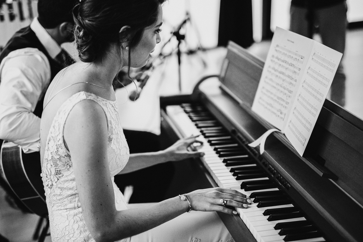 noiva a tocar piano , noivo a tocar guitarra