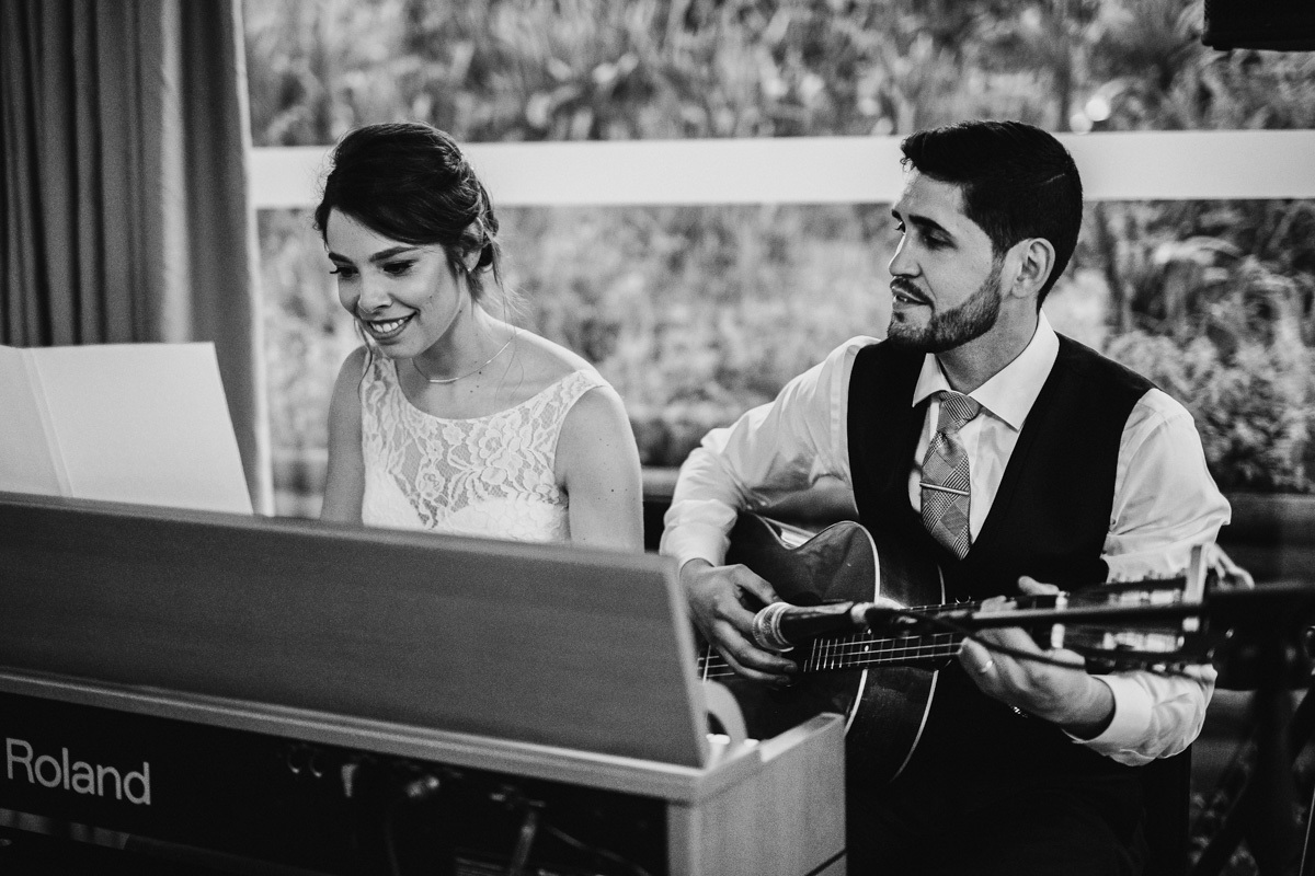 noiva a tocar piano , noivo a tocar guitarra
