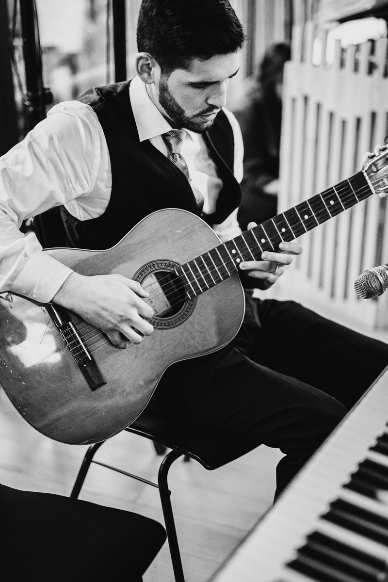 noiva a tocar piano , noivo a tocar guitarra